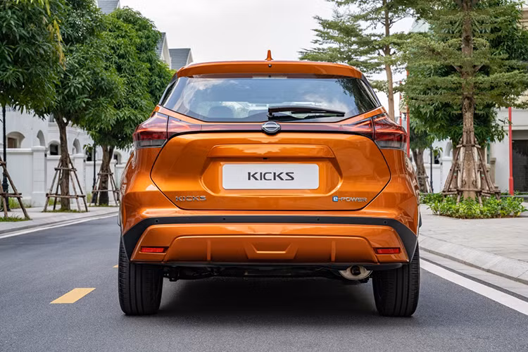 Nissan Kicks e-power được trang bị động cơ hybrid e-power với sự kết hợp giữ cỗ máy xăng HR12, 3 xy-lanh 1.2L, cho công suất 79 mã lực và mô-men xoắn 103 Nm cùng mô-tơ điện EM57, sản sinh công suất 129 mã lực và mô-men xoắn 260 Nm. Bộ pin 1,57 kWh đặt ở dưới hàng ghế trước. Khả năng tiêu thụ nhiên liệu của Nissan Kicks e-power ở mức vô cùng lý tưởng, chỉ hết 2,2 lít/100km khi di chuyển trong đô thị. 