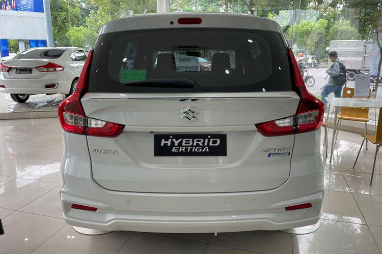 Sau ưu đãi, giá khởi điểm của mẫu MPV Hybrid này chỉ khoảng 454 triệu đồng, con số vô cùng cạnh tranh. Hệ truyền động Smart Hybrid trên Suzuki Ertiga Hybrid là sự kết hợp giữa động cơ xăng 4 xi-lanh 1.5L nạp khí tự nhiên và pin li-ion, mô-tơ điện trợ lực kiêm bộ đề/máy phát. Khối động cơ "lai" này sản sinh công suất 105 mã lực và mô-men xoắn 138Nm, kết hợp với hộp số tự động 4 cấp hoặc số sàn 5 cấp.