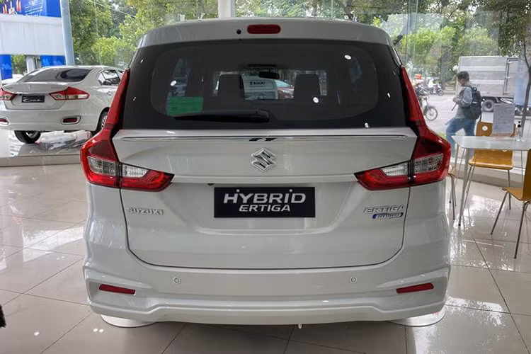 Sau ưu đãi, giá khởi điểm của mẫu MPV Hybrid này chỉ khoảng 454 triệu đồng, con số vô cùng cạnh tranh. Hệ truyền động Smart Hybrid trên Suzuki Ertiga Hybrid là sự kết hợp giữa động cơ xăng 4 xi-lanh 1.5L nạp khí tự nhiên và pin li-ion, mô-tơ điện trợ lực kiêm bộ đề/máy phát. Khối động cơ "lai" này sản sinh công suất 105 mã lực và mô-men xoắn 138Nm, kết hợp với hộp số tự động 4 cấp hoặc số sàn 5 cấp.
