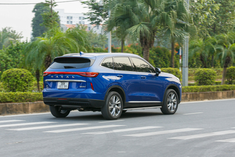 Tính đến thời điểm hiện tại, Haval H6 đang là dòng SUV cỡ C duy nhất tại Việt Nam sử dụng hệ truyền động hybrid. Haval H6 đang là dòng SUV cỡ C duy nhất tại Việt Nam sử dụng hệ truyền động hybrid. Động cơ này gồm máy xăng 1.5L kết hợp mô-tơ điện, cho tổng công suất 243 mã lực, mô-men xoắn 530 Nm. Mức tiêu thụ xăng trung bình 5,2 lít/100km.