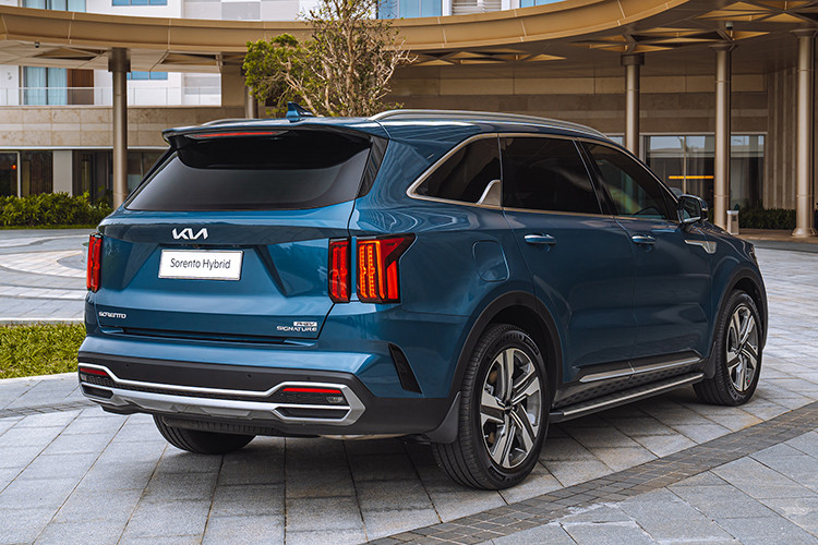 Giá xe Kia Sorento Signature hybrid là 1,539 tỷ đồng. Động cơ xe KIA Sorento HEV là sự kết hợp giữa cỗ máy xăng SmartStream 1.6 tăng áp, sinh công suất 178 mã lực kèm mô-men xoắn 265 Nm và máy điện có công suất tối đa 44.2 kW (60 mã lực) kèm 264 Nm mô-men xoắn. Cùng với đó là bộ pin công nghệ Lithium-ion Polymer có dung lượng 1,49 kWh. 