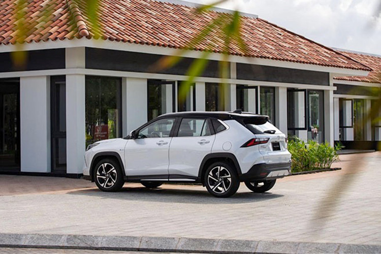 Toyota Yaris Cross là mẫu xe tiên phong trong phân khúc SUV cỡ B trang bị động cơ hybrid. Cỗ máy này là sự kết hợp giữa động cơ xăng 1.5L (công suất 90 mã lực) và 1 động cơ điện (79 mã lực), đi kèm hộp số tự động vô cấp CVT. Xe có chế độ lái thuần điện và sử dụng pin Li-ion hoàn toàn mới nên đạt mức tiêu hao nhiên liệu vô cùng ấn tượng, chỉ 3,56 lít/100km trong điều kiện đường đô thị.