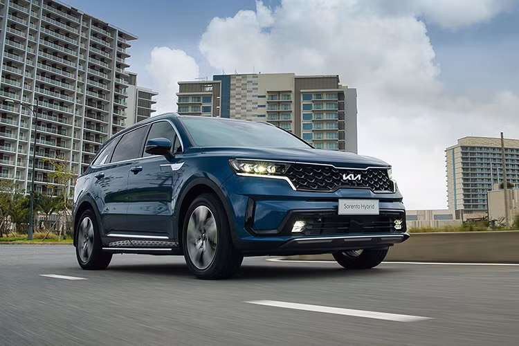  Kia Sorento Hybrid: 127 triệu đồng Tại một số đại lý, Kia Sorento phiên bản hybrid cũng có mức giảm hơn trăm triệu cho xe có năm sản xuất 2022. Một tư vấn bán hàng đại lý cho biết đại lý này đang giảm giá Kia Sorento Signature hybrid từ 1,299 tỉ còn 1,172 tỉ đồng, tương đương giảm 127 triệu đồng. Giá sau giảm của bản Signature cao cấp thấp hơn giá niêm yết bản Premium tiêu chuẩn. 