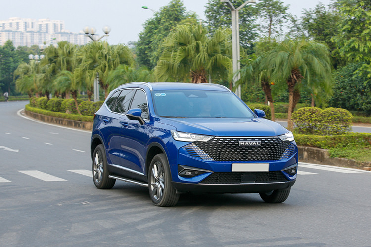  Haval H6: 234 triệu đồng Dẫn đầu đợt giảm giá xe hybrid sâu nhất trong tháng 12 là Haval H6 với mức giảm lên tới 234 triệu đồng. Qua đó, đưa giá xe Haval H6 trở về mức chỉ từ 862 triệu đồng thay vì 1,096 tỷ đồng như niêm yết. Ngoài ra, khách hàng chọn mua mẫu SUV cỡ C này còn được tặng thêm gói bảo dưỡng trị giá 50 triệu đồng. 