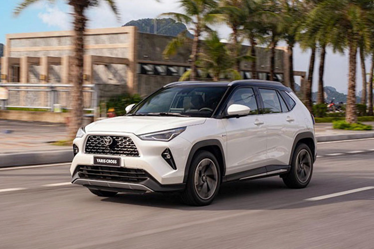  Toyota Yaris Cross: 100 triệu đồng Tại một số đại lý khu vực Hà Nội, khách hàng mua xe Toyota Yaris Cross nhận được ưu đãi lên tới 115 triệu đối với bản Hybrid (giá niêm yết từ 838 triệu đồng), bao gồm hỗ trợ 100% lệ phí trước bạ, giảm tiền mặt, tặng bảo hiểm thân vỏ và phụ kiện như film cách nhiệt, camera hành trình, phủ gầm, phủ nano,... Còn tại mộ số đại lý khu vực TP. HCM khách hàng mua xe Yaris Cross Hybrid nhận được ưu đãi 110 triệu đồng.