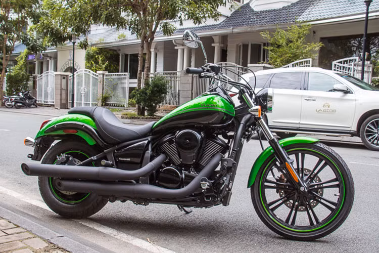 Kawasaki Vulcal 900 Custom 2018 có 2 phiên bản màu bao gồm: Xanh và đen. Số lượng 4 chiếc đầu tiên được đưa về Việt Nam dành cho những ai yêu thích dòng xe Cruiser cổ điển mang đậm chất Mỹ có xuất xứ từ Nhật Bản. Về ngoại hình - thấp, béo và lốp rộng bản, đó là những nét sơ lược khi miêu tả chiếc Kawasaki Vulcan 900.