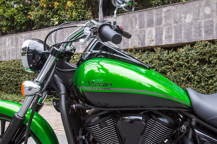 Xuất hiện từ năm 2006, Vulcan đã trở thành đối thủ đáng gờm của những hãng xe Nhật, thậm chí ngang hàng với những dòng xe Mỹ như Harley-Davidson Softail và Fat Boy. Phiên bản mới này được cải tiến nhiều về công nghệ, trong khi kiểu dáng không nhiều thay đổi. Nó vẫn là một chiếc môtô thuộc dòng cruiser thuần túy. 