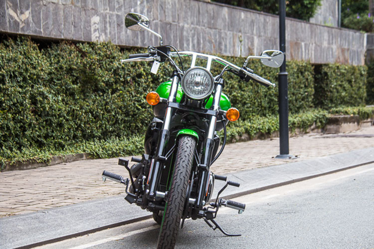 Kawasaki Vulcan 900 2018 sở hữu một vài chi tiết mới tạo nên sự khác biệt khi so với phiên bản trước, mẫu xe mới này được trang bị thêm tem xe kèm màu mới nổi bật hơn. Tuy nhiên, về tổng thể nó không có quá nhiều thay đổi. Ở phần đầu, đèn pha của xe vẫn mang phong cách cổ điển khá giống với mẫu xe cơ bắp Harley-Davidson Fat boy.