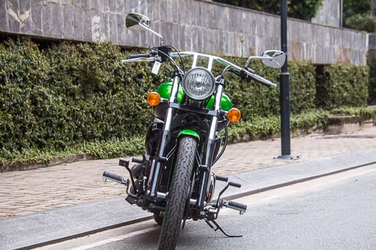 Kawasaki Vulcan 900 2018 sở hữu một vài chi tiết mới tạo nên sự khác biệt khi so với phiên bản trước, mẫu xe mới này được trang bị thêm tem xe kèm màu mới nổi bật hơn. Tuy nhiên, về tổng thể nó không có quá nhiều thay đổi. Ở phần đầu, đèn pha của xe vẫn mang phong cách cổ điển khá giống với mẫu xe cơ bắp Harley-Davidson Fat boy.