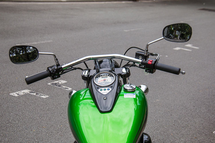 Bình xăng cũng thuộc dạng khủng với dung tích 20,4 lít, lớn nhất trong những chiếc xe cùng phân khúc. Tay lái của xe thiết kế dạng hợp kim sáng bóng và khá rộng tỏ vẻ bề thế nhưng không dành cho những tay lái có thân hình bé nhỏ. Các nút bấm đơn giản và dễ dàng sử dụng.