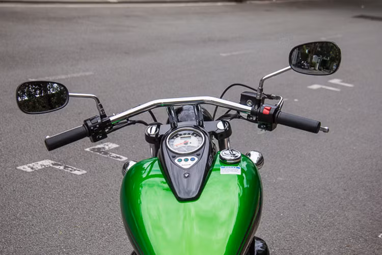 Bình xăng cũng thuộc dạng khủng với dung tích 20,4 lít, lớn nhất trong những chiếc xe cùng phân khúc. Tay lái của xe thiết kế dạng hợp kim sáng bóng và khá rộng tỏ vẻ bề thế nhưng không dành cho những tay lái có thân hình bé nhỏ. Các nút bấm đơn giản và dễ dàng sử dụng.