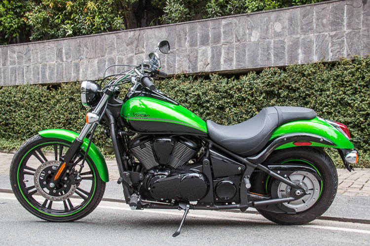 Tương tự như những chiếc xe mang động cơ V-twin khác, Vulcan 900 vẫn sử dụng hệ thống làm mát bằng gió với cụm máy lớn mạ chrome có nhiều lá tản nhiệt. Tuy nhiên, điểm cộng của chiếc xe này so với những chiếc xe khác cùng hạng là ở bộ làm mát bằng dung dịch.Bộ phận này giúp động cơ giải nhiệt tốt hơn, đem lại cảm giác dễ chịu cho người lái, đồng thời tăng tuổi thọ động cơ.