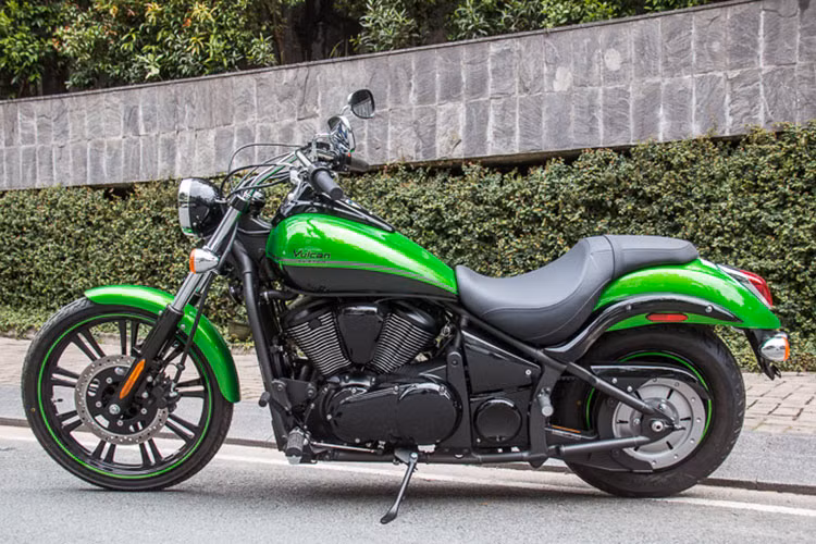 Tương tự như những chiếc xe mang động cơ V-twin khác, Vulcan 900 vẫn sử dụng hệ thống làm mát bằng gió với cụm máy lớn mạ chrome có nhiều lá tản nhiệt. Tuy nhiên, điểm cộng của chiếc xe này so với những chiếc xe khác cùng hạng là ở bộ làm mát bằng dung dịch.Bộ phận này giúp động cơ giải nhiệt tốt hơn, đem lại cảm giác dễ chịu cho người lái, đồng thời tăng tuổi thọ động cơ.