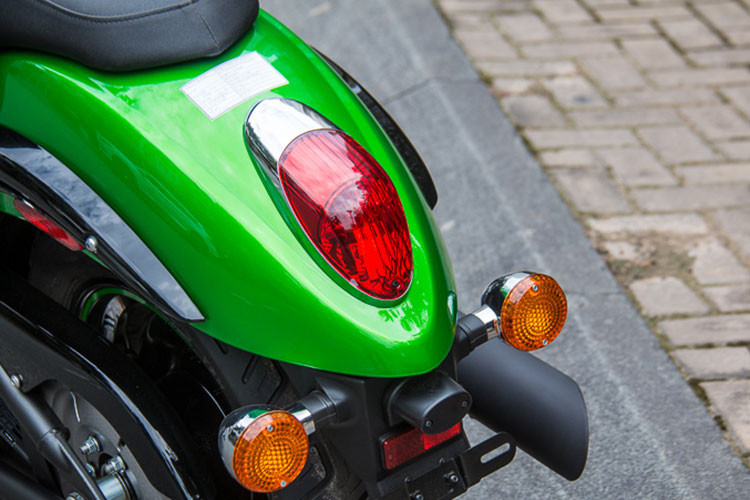 Đuôi xe với đèn hậu và xi nhan tách rời mang phong cách cũ, không thay đổi qua nhiều thế hệ. Những chi tiết độc đáo như sàn để chân, chắn bùn rộng bản trùm kín lốp xe là những nét đặc trưng thu hút sự chú ý.