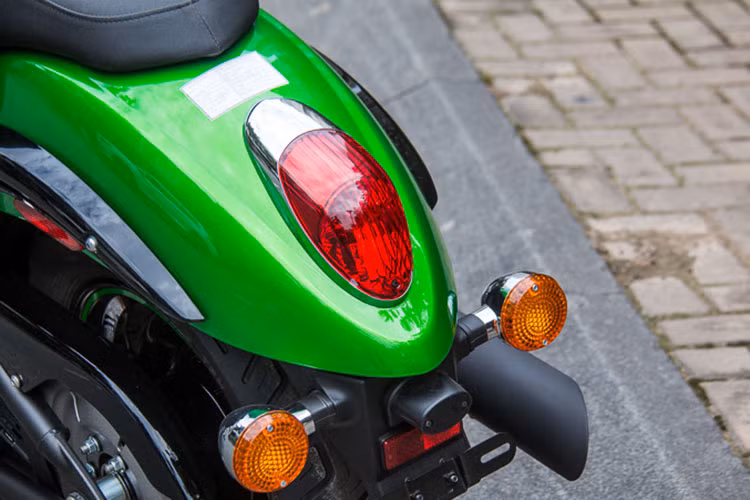 Đuôi xe với đèn hậu và xi nhan tách rời mang phong cách cũ, không thay đổi qua nhiều thế hệ. Những chi tiết độc đáo như sàn để chân, chắn bùn rộng bản trùm kín lốp xe là những nét đặc trưng thu hút sự chú ý.