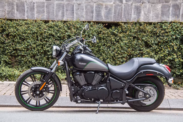 Mẫu xe môtô Kawasaki Vulcan 900 Custom là một mẫu xe xe tốt, đáng tin cậy cho những người mới chơi môtô, đam mê dòng cruiser và có giá bán tương đối phải chăng. Tại thị trường Việt Nam, xe được bán giá khoảng hơn 400 triệu đồng tuỳ theo từng phiên bản và chưa bao giấy tờ ra biển số.