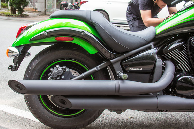 Lốp phía sau kích thước 180 / 70-15, đây là loại lốp lớn nhất so với các đối thủ. Lốp rộng bản không chỉ khiến chiếc xe cơ bắp, mạnh mẽ, mà còn tăng độ cân bằng cho chiếc xe. Xe được trang bị lốp 130/90-16 ở phía trước. Hệ thống ống xả kép mang đúng chất cơ bắp của dòng cruiser khá bề thế.