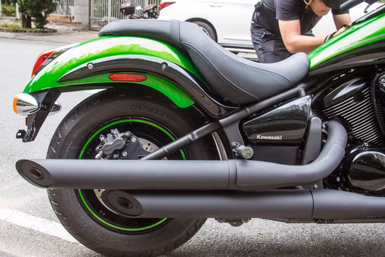 Lốp phía sau kích thước 180 / 70-15, đây là loại lốp lớn nhất so với các đối thủ. Lốp rộng bản không chỉ khiến chiếc xe cơ bắp, mạnh mẽ, mà còn tăng độ cân bằng cho chiếc xe. Xe được trang bị lốp 130/90-16 ở phía trước. Hệ thống ống xả kép mang đúng chất cơ bắp của dòng cruiser khá bề thế.