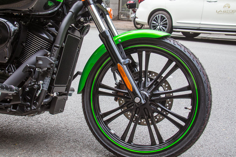 Những tính năng an toàn trên xe bao gồm yên xe rộng rãi, tư thế ngồi thoải mái cho hai người. Đặc biệt, chiều cao tới yên chỉ 680mm, phù hợp với hầu hết tầm vóc của người Việt. Sàn để chân rộng, bảo vệ hành khách trong những tình huống xấu nhất khi xe đổ xuống đường. Hệ thống phanh đĩa 300mm ở phía trước và 270mm ở phía sau, đảm bảo kìm cương chiếc xe trong thời gian ngắn nhất.