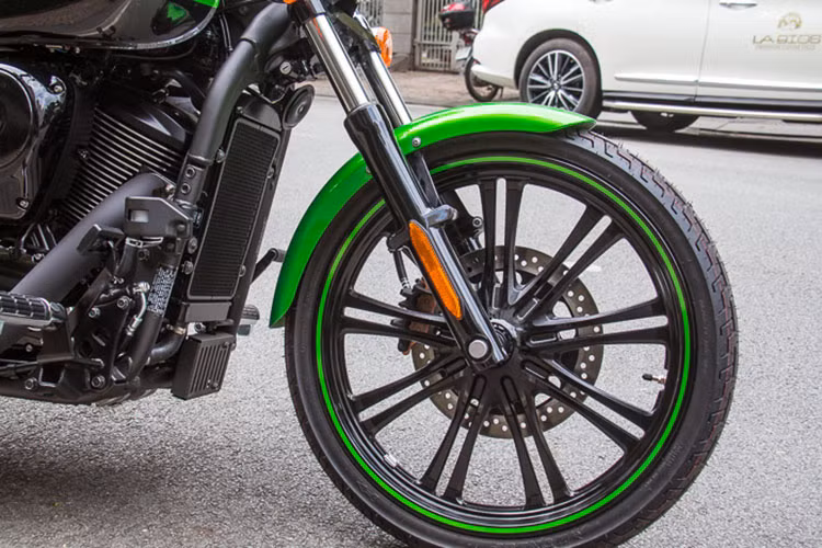 Những tính năng an toàn trên xe bao gồm yên xe rộng rãi, tư thế ngồi thoải mái cho hai người. Đặc biệt, chiều cao tới yên chỉ 680mm, phù hợp với hầu hết tầm vóc của người Việt. Sàn để chân rộng, bảo vệ hành khách trong những tình huống xấu nhất khi xe đổ xuống đường. Hệ thống phanh đĩa 300mm ở phía trước và 270mm ở phía sau, đảm bảo kìm cương chiếc xe trong thời gian ngắn nhất.