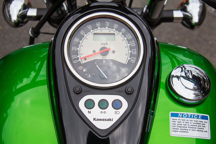 Đồng hồ đo tốc độ cỡ lớn được đặt ngay trên bình xăng, điều này khiến người lái dễ dàng làm chủ tốc độ mà không bị mất tập trung, nhất là trên những hành trình dài. Ngoài ra còn một đồng hồ đo nhiên liệu, các đèn hiển thị số, báo hiệu đèn pha và xi-nhanh cũng được đặt trên cụm điều khiển ngay bên cạnh nắp bình xăng.