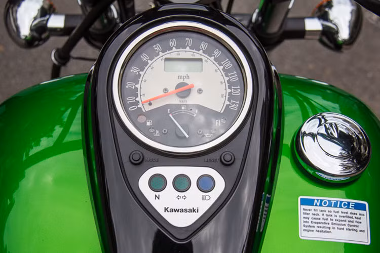 Đồng hồ đo tốc độ cỡ lớn được đặt ngay trên bình xăng, điều này khiến người lái dễ dàng làm chủ tốc độ mà không bị mất tập trung, nhất là trên những hành trình dài. Ngoài ra còn một đồng hồ đo nhiên liệu, các đèn hiển thị số, báo hiệu đèn pha và xi-nhanh cũng được đặt trên cụm điều khiển ngay bên cạnh nắp bình xăng.