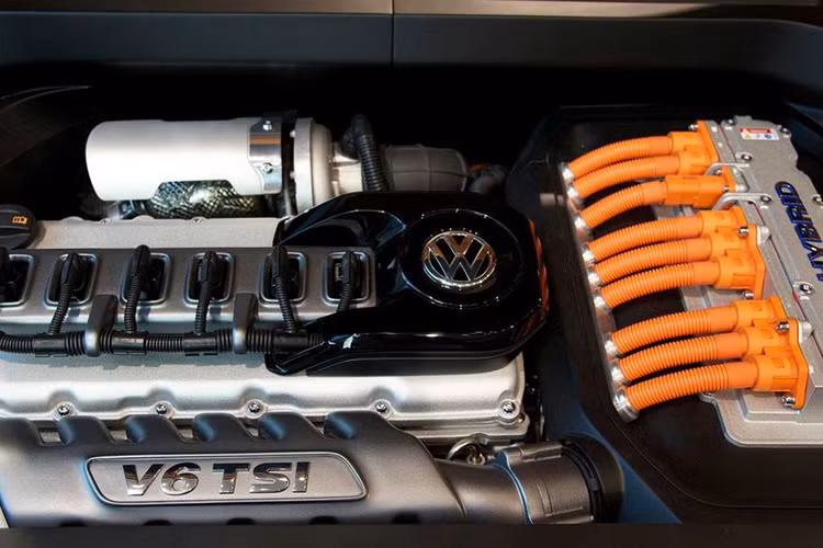 Xe sở hữu màn hình công-tơ-mét dạng LCD kích thước lớn, hàng ghế sau được thiết kế rộng rãi hơn. Bên cạnh đó, cần số trên Tiguan 2020 sẽ là loại điện tử, cùng với đó là nhiều trang bị tiện ích hiện đại.