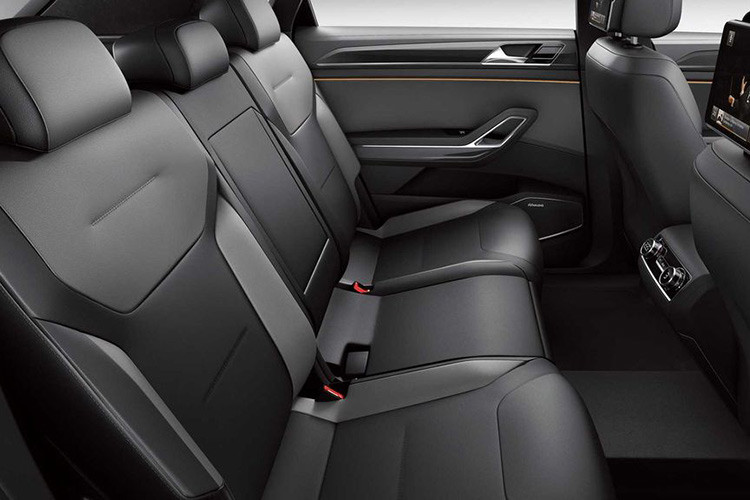 Ngoài sự thay đổi về ngoại thất, nội thất trên Tiguan 2020 cũng toát lên sự năng động và tối giản đúng theo xu hướng ngày nay. Các phím chức năng thừa bị lược bỏ hoàn toàn, thay vào đó là 2 màn hình LCD cỡ lớn phục vụ cho đồng hồ công-tơ-mét và màn hình giải trí.