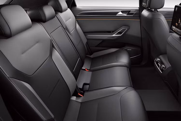 Ngoài sự thay đổi về ngoại thất, nội thất trên Tiguan 2020 cũng toát lên sự năng động và tối giản đúng theo xu hướng ngày nay. Các phím chức năng thừa bị lược bỏ hoàn toàn, thay vào đó là 2 màn hình LCD cỡ lớn phục vụ cho đồng hồ công-tơ-mét và màn hình giải trí.