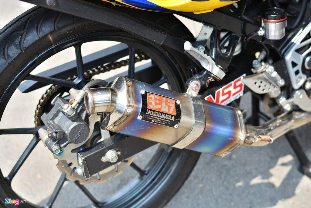 Vì đã nâng cấp động cơ nên ống xả của xe cũng cần phải thay đổi, bộ ống xả mới đến từ thương hiệu Yoshimura nổi tiếng. Trọn bộ ống xả bao gồm cả phần cổ có giá hơn 5 triệu đồng.