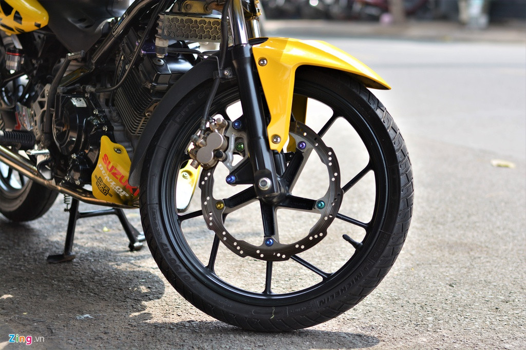 Xe sử dụng bộ mâm 5 chấu kép của Suzuki Raider với kiểu dáng thể thao. Toàn bộ ốc ở mâm trước và sau được nâng cấp lên ốc titan với chi phí hơn 500.000 đồng.