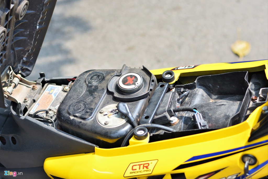 Thiết kế phía dưới yên xe vẫn được giữ nguyên, tuy nhiên nếu để ý kỹ có thể thấy bộ điều khiển trung tâm ECU nguyên bản đã được nâng cấp lên ECU của BRT. ECU mới này cho phép người sử dụng có thể lựa chọn 2 chế độ đánh lửa bên trong buồng đốt, đồng thời mở giới hạn vòng tua máy.