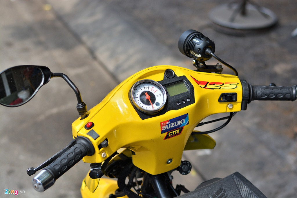 Đồng hồ theo xe nguyên bản đã được thay bằng cụm đồng hồ của Suzuki Raider đời cũ trông khá liền lạc với xe. Do thường xuyên sử dụng xe để đi các chuyến đi xa, chủ xe đã lắp thêm một đèn trợ sáng ở vị trí gương phải, xe cũng có thể một cần ưu bật đèn hazard.