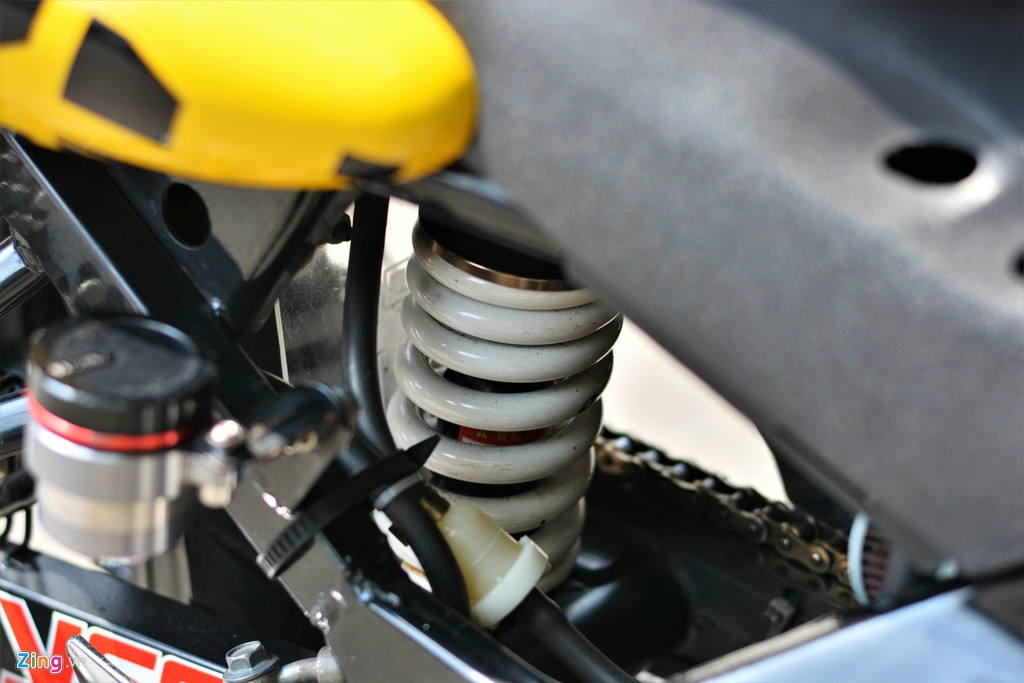 Giảm xóc sau là một trong những phụ kiện mà chủ nhân tâm đắc nhất. Giảm xóc này khá đặc biệt do hãng RCB đã ngưng sản xuất giảm xóc với lò xo màu trắng, vì thế việc sở hữu giảm xóc này không phải là điều dễ dàng.