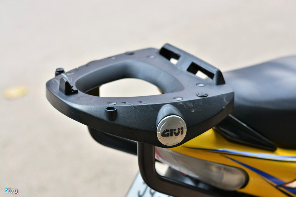 Ngoài thùng trước, chiếc xe còn trang bị thêm baga HRV của GIVI. Loại baga này cho phép tăng khả năng chở đồ ở phía sau hơn những loại baga khác trên thị trường.