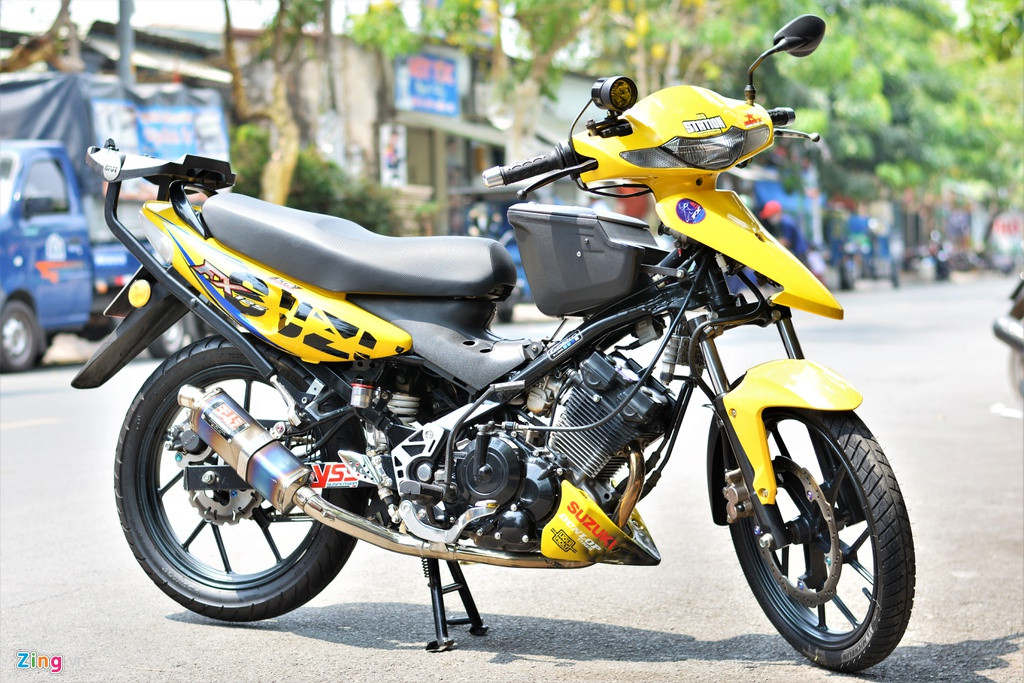 Mẫu xe máy Suzuki FX từng thịnh hành tại Việt Nam cách đây khoảng 20 năm, đây là một trong những chiếc xe côn tay đầu tiên ở Việt Nam trang bị giảm xóc đơn, máy đứng. Một dân chơi xe tại TP.HCM đã quyết định nâng cấp mẫu xe này với nhiều trang bị từ ngoại hình đến sức mạnh động cơ.