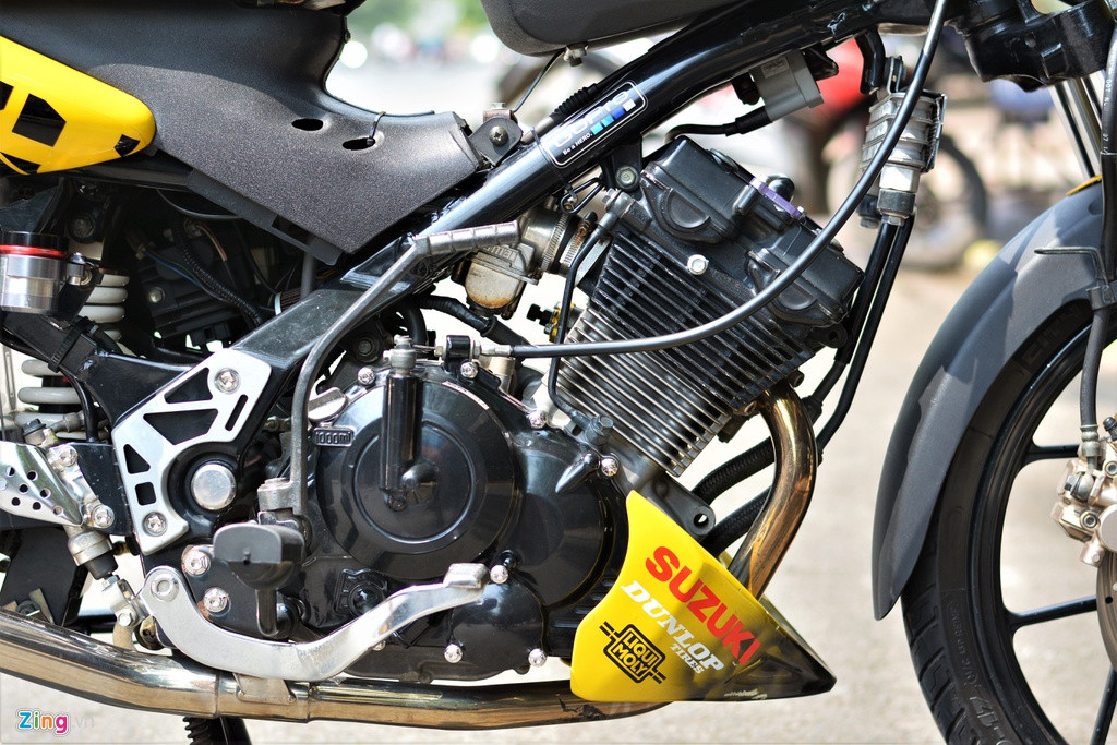 Chủ nhân chia sẻ động cơ của xe Suzuki FX độ này đã đươc nâng thêm sức mạnh bằng cách thay piston lớn hơn, chi phí để nâng cấp trái tim của xe gần 20 triệu đồng. Toàn bộ ốc trên động cơ đều là ốc salaya sáng bóng, đây cũng là loại ốc được nhiều dân chơi xe lựa chọn bên cạnh ốc titan.
