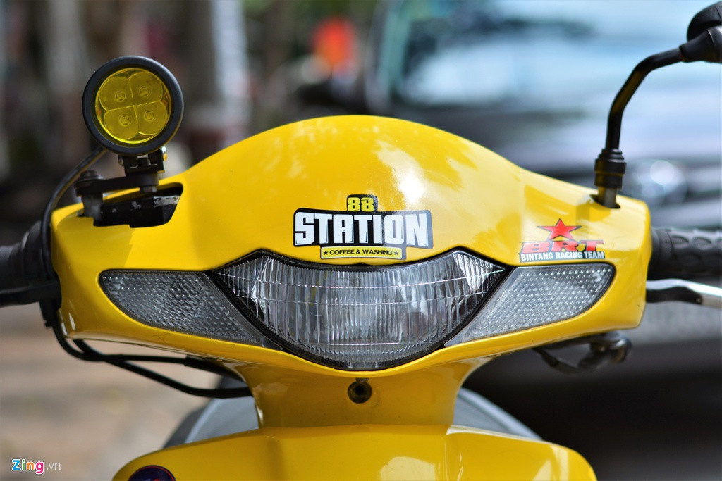 Phần đầu với cụm đèn chiếu sáng và đèn báo rẽ liền mạch là một trong những điểm nhấn riêng của xe côn tay Suzuki FX. Mặc dù đã trải qua gần 20 năm tuổi nhưng mặt kính của đèn vẫn còn trong suốt nhờ thường xuyên được chủ nhân chăm sóc.