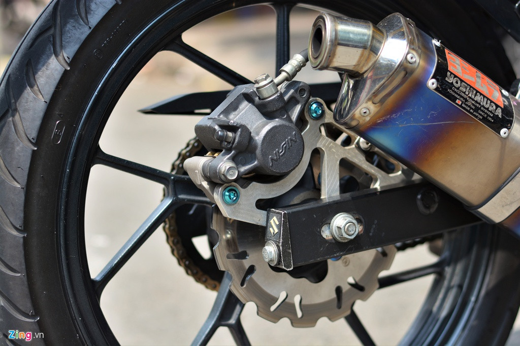 Kẹp phanh sau lấy từ Honda SH150 cùng bộ giá đỡ tiêu tốn của chủ nhân gần 1 triệu đồng. Đĩa phanh đến từ hãng Galfer cũng có mức giá tương đương với kẹp phanh.
