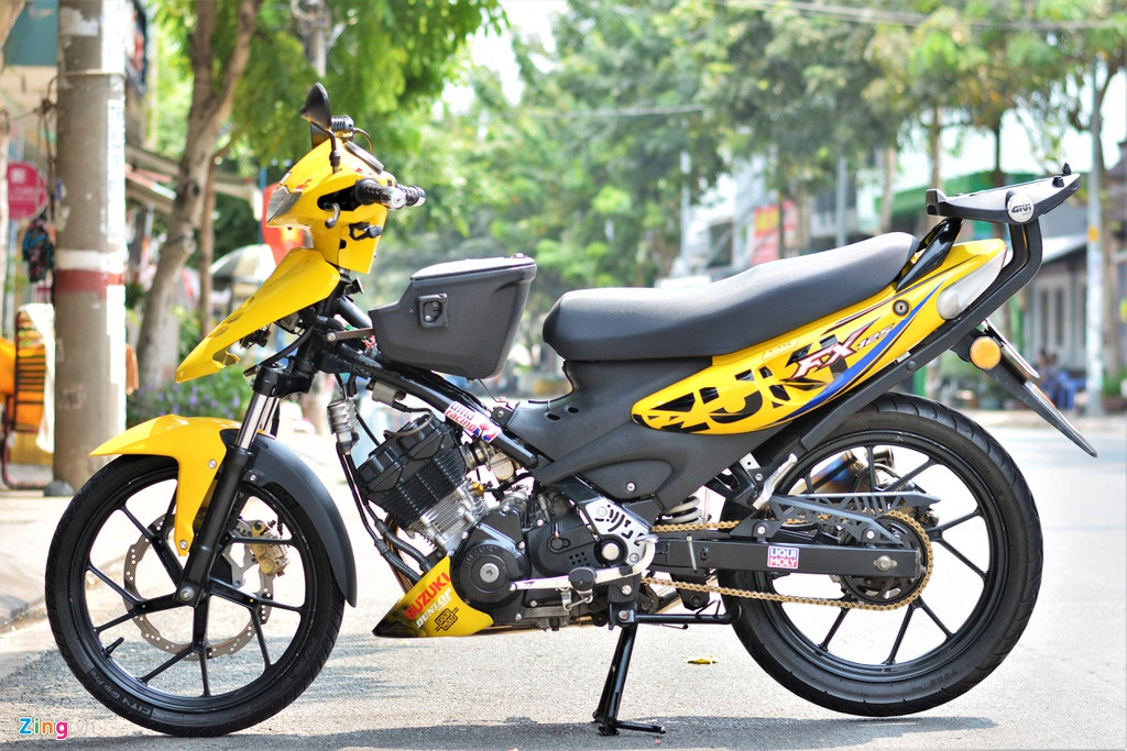 Để chiếc xe có thể nổi bật giữa đám đông, chủ nhân đã quyết định lựa chọn màu sơn vàng cho dàn áo, đồng thời tháo gỡ phần yếm trước để lộ ra khối động cơ. Anh cũng chia sẻ thêm do chiếc xe đã quá lâu đời nên công đoạn làm lại dàn áo mất khá nhiều thời gian và tiền bạc.