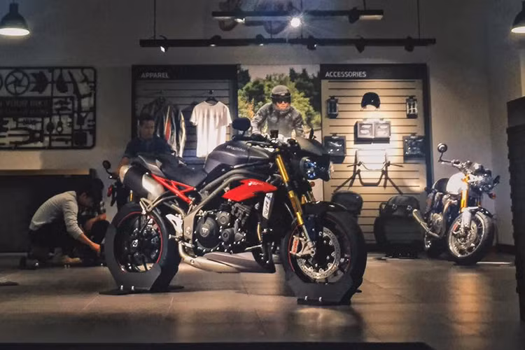 Vào năm 1994, dòng xe Speed Triple đã lần đầu tiên được hãng xe Anh Quốc Triumph ra mắt và trở thành mẫu xe mang phong cách streetfighter đầu tiên sản xuất hàng loạt. Tính tới nay, Street Triple đã trải qua tổng cộng 5 thế hệ, với phiên bản mới nhất vừa được ra mắt năm 2016. Mới đây nhất, mẫu xe môtô Triumph Speed Triple R 2017 đầu tiên đã có mặt ở showroom chính hãng tại Việt Nam.