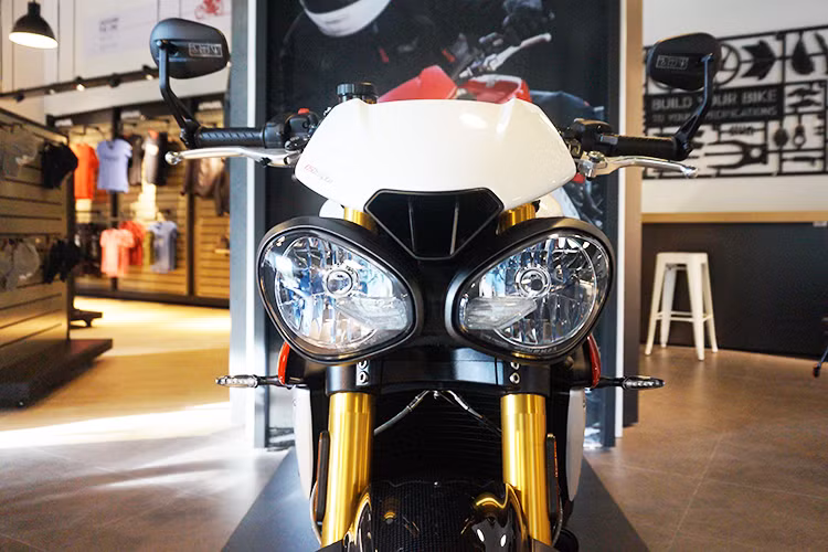 Trong đợt nâng cấp mới nhất vào năm 2016, Triumph Speed Triple đã có một loạt các thay đổi so với phiên bản cũ, trong khi vẫn giữ lại kiểu dáng truyền thống của dòng xe. Ở phía trước, đặc điểm của dòng Speed/Street Triple là đèn pha kép "mắt lồi" vẫn được giữ lại, nhưng cụm đèn này đã được thiết kế lại, ít góc cạnh hơn. Nằm phía trên là "mào" chắn gió cũng có thiết kế mới, với một lỗ hút gió nằm bên dưới.