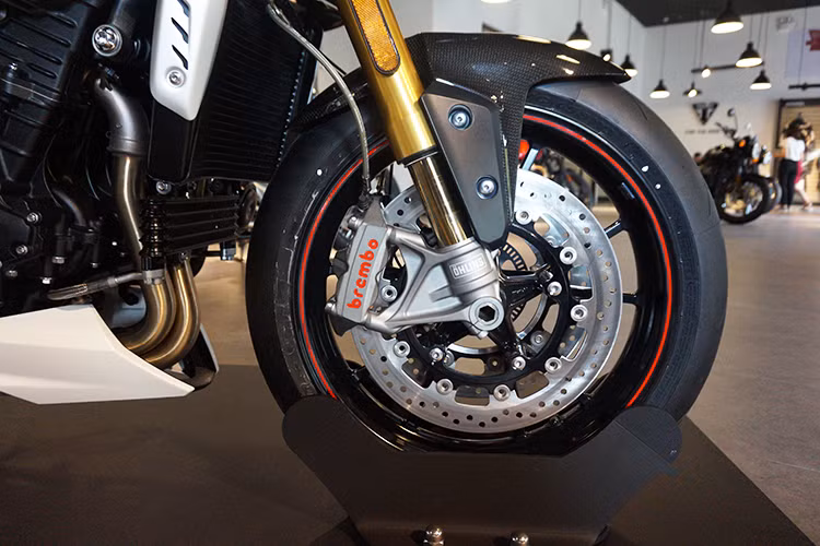 Điểm khiến phiên bản Speed Triple R trở nên khác biệt so với bản S thấp hơn là những phụ tùng được sử dụng cho xe. Thay vì phuộc trước Showa, chiếc xe sở hữu cặp phuộc Ohlins NIX30 như nhiều dòng superbike tên tuổi, cùng với hệ thống phanh trước đĩa kép 320 mm và heo Brembo Monobloc 4 pis. Ngoài ra, chỉ có Speed Triple R mới có dè trước bằng sợi carbon.