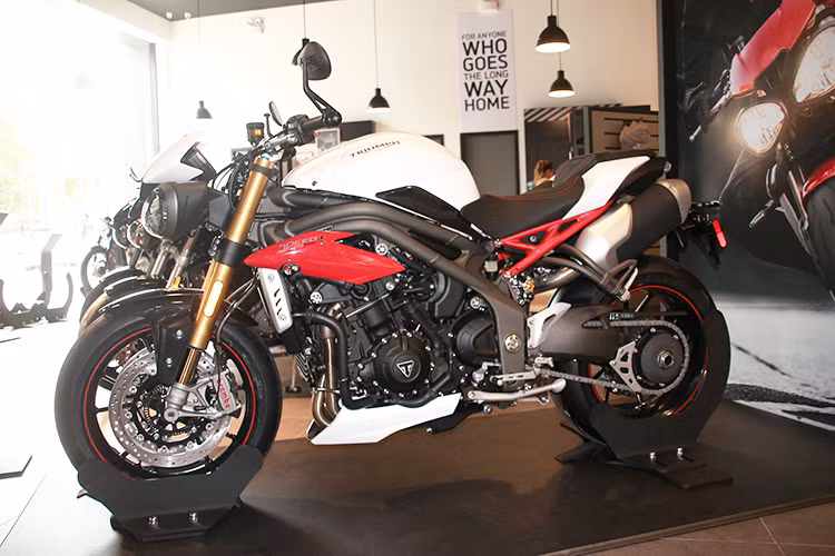 Về công nghệ, Speed Triple R 2017 cũng được nâng cấp với bướm ga điện tử, hệ thống điều khiển lực kéo, hệ thống lái 5 chế độ Rain (đường ướt), Road (đường bình thường), Sport (thể thao), Track (đường đua) và Rider (người dùng tự cài đặt). Người lái cũng có thể tùy ý bật tắt hệ thống ABS 2 kênh và độ can thiệp của hệ thống điều khiển lực kéo.