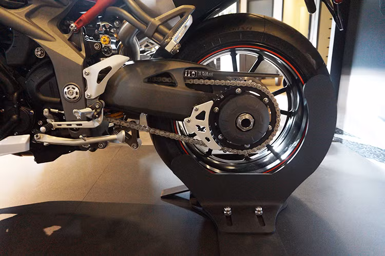 Ở phía sau, chiếc xe được trang bị gắp đơn cùng phanh đĩa đơn với đường kính 255 mm và sử dụng heo Nissin 2 piston, ABS. Bộ mâm của Speed Triple R có thiết kế 5 cánh chữ V thể thao, sơn đen và viền chỉ đỏ trang trí xung quanh. Đi kèm là cặp lốp Pirelli Diablo Supercorsa với diện tích tiếp xúc tối đa nhờ vân tia sét đặc trưng. Lốp trước của xe sử dụng bản 120/70/17, trong khi lốp sau có bản rộng 190/55/17. 