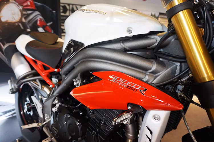 hay đổi quan trọng nhất trên Speed Triple R mới đó chính là động cơ của xe đã có tới hơn 100 chi tiết, trong đó có những chi tiết quan trọng như ECU, piston, buồng đốt, nắp quy lát, côn, bơm nhiên liệu... Đúng như tên gọi và truyền thống của dòng xe, động cơ này vẫn có dạng 3 xi-lanh thẳng hàng DOHC 12 van với dung tích 1050cc.