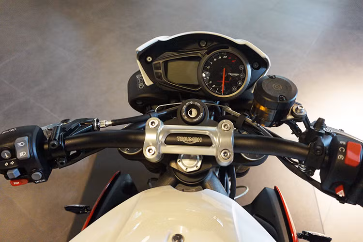 Không giống như "đàn em" Street Triple thế hệ mới đã được nâng cấp lên bảng đồng hồ full kỹ thuật số với màn hình LCD màu, mẫu xe Speed Triple R 2017 vẫn sử dụng thiết kế đồng hồ cũ với màn hình LCD đơn sắc ở bên trái và báo tua ở bên phải. Mặc dù vậy, bảng đồng hồ này cũng có ưu điểm là dễ đọc ngay cả ở dưới ánh nắng mạnh.