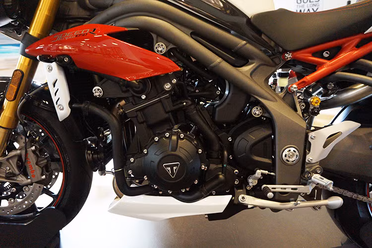 Mỗi xi-lanh của động cơ có hành trình 71,4 mm và đường kính trái 79 mm. Chiếc xe đem tới công suất tối đa 138 mã lực @ 9500 rpm và mô-men xoắn cực đại 112 Nm @ 7850 rpm. Sức mạnh của động cơ được truyền tới bánh sau qua hộp số 6 cấp với bộ ly hợp ướt có tính năng chống khóa bánh khi dồn số gấp (slipper clutch).