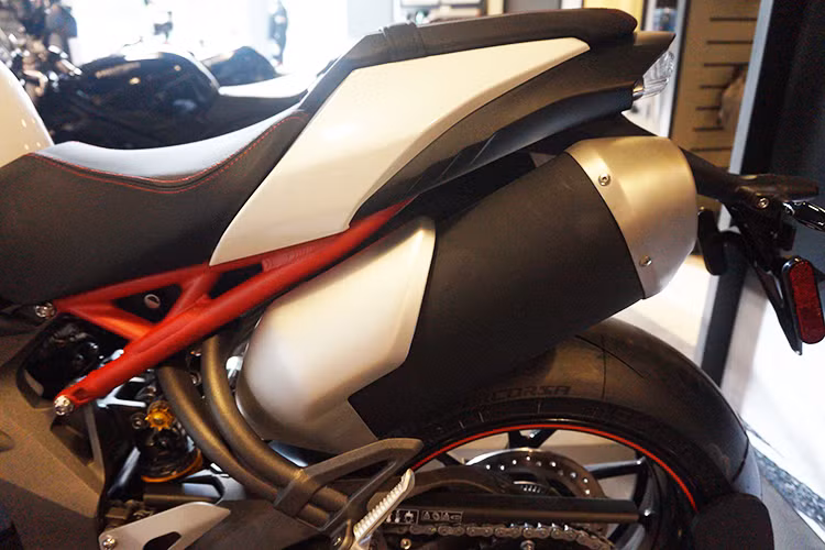 Giống như những thế hệ Speed Triple trước đây, phiên bản R có hệ thống xả vắt cao, nằm ngay bên dưới đuôi xe. Tiếng nổ phát ra từ cặp pô nguyên bản của Speed Triple R có âm lượng thậm chí còn nhỏ hơn tiếng rít động cơ đặc trưng của dòng xe này. Ở phía sau, cụm đèn hậu và cặp xi nhan của xe đều sử dụng công nghệ LED.