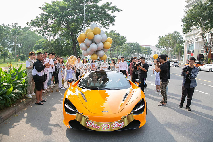 Ngoài việc mua xe mới, có khá nhiều mẫu xe đã cũ bị vợ chồng Đoàn Di Băng bán đi trong 2 năm trở lại đây, đó là những cái tên như SUV hạng sang Mercedes-AMG G63 Edition One độ Brabus, Porsche Panamera, Porsche Taycan hay Lamborghini Huracan LP610-4, trong số các xe này có cả xe mua chính hãng lẫn tư nhân.